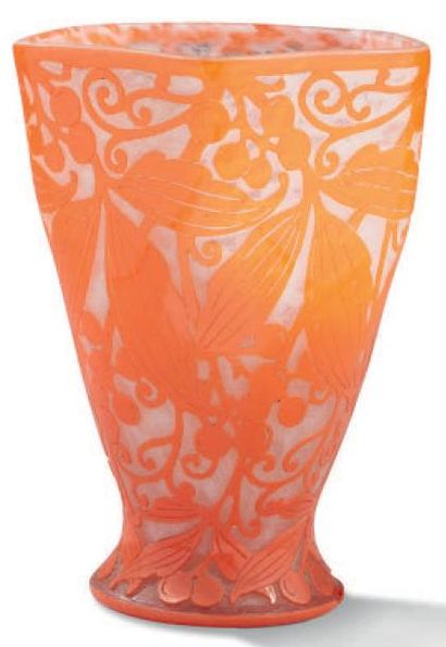 DAUM Vase en verre multicouches à décor de baies et feuillages orange sur fond givré
H:...