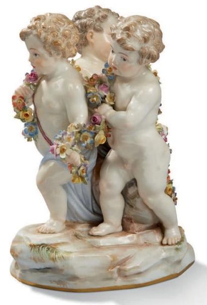 MEISSEN Trois bébés tenant une guirlande de fleurs
Sujet en porcelaine polychrome
Accidents...