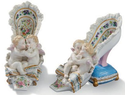 null PAIRE DE VASES en porcelaine en forme de souliers et d'angelots
Vers 1900
H:...