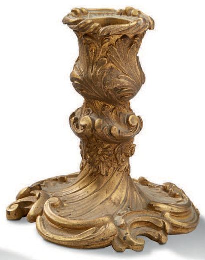 null PAIRE DE PETITS BOUGEOIRS en bronze à motifs rocailles
Style Louis XV H: 10,5...