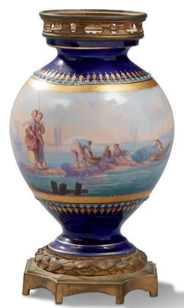 SÈVRES (GENRE DE) Vase en porcelaine décoré de pecheurs, le piètement et la monture...
