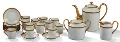 LIMOGES Service à café en porcelaine blanche et or, composé d'une verseuse, d'un...