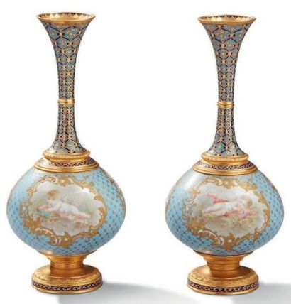 null PAIRE DE VASES en porcelaine à fonds bleu réhaussés d'or décorés d'angelots...