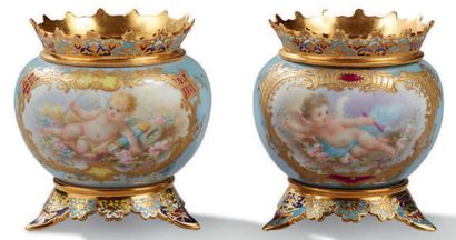 null PAIRE DE PETITS VASES en porcelaine à fonds bleu décorés d'angelots et d'attributs...