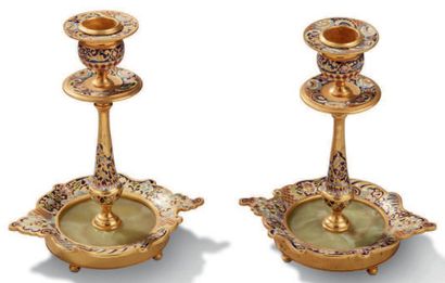 null PAIRE DE BOUGEOIRS en bronze doré et émail cloisonné reposant sur des bases...