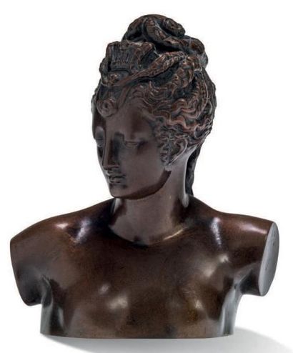 null PETIT BUSTE DE FEMME en bronze à patine brune
XIXème siècle H: 12 cm