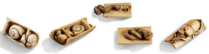 JAPON VERS 1940 Cinq netsuke en ivoire sculptés d'escargots et serpents.
H. 5,7 à...
