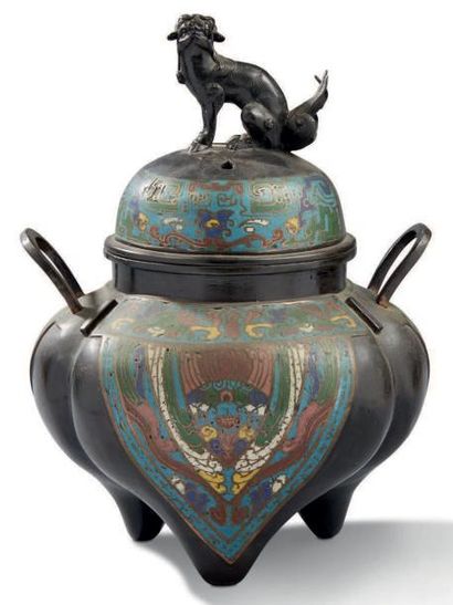 JAPON vers 1900 Brûle-parfum tripode en bronze et émaux champlevés, à décor de motifs...