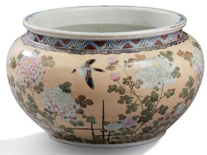 JAPON VERS 1920 - 1930 Jardinière hémisphrique en porcelaine, à décor polychrome...