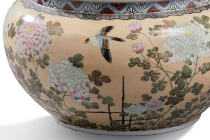JAPON VERS 1920 - 1930 Jardinière hémisphrique en porcelaine, à décor polychrome...