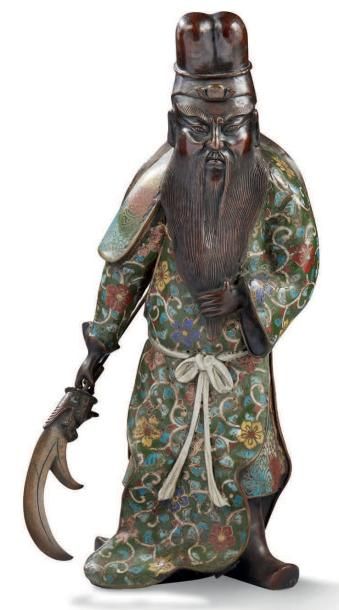 JAPON vers 1900 Sujet en bronze et émaux champlevés, représentant le guerrier Kwanyu...