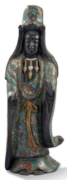 JAPON vers 1900 Sujet en bronze et émaux champlevés, représentant la déesse Kannon...