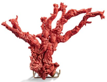 CHINE FIN XXE - XXIE SIÈCLE Grand groupe en corail teinté rouge sculpté de divintés...