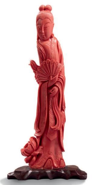 CHINE XXE - XXIE SIÈCLE Sujet en corafil teinté rouge
Poids: 478 g - H. 23,5 cm
