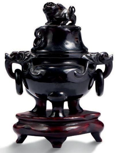 CHINE XXe siècle Brule-parfum tripode couvert en pierre dure noire, avec anses retenant...