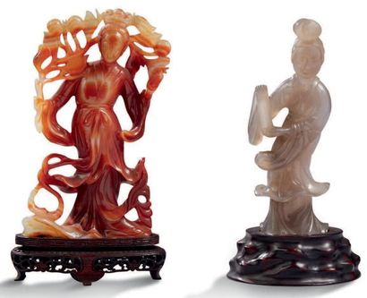 CHINE XXe siècle Trois sujets représentant des divinités fémines dont deux en calcédoine...