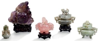 CHINE XXe siècle Lot de cinq brûle-parfums en pierres dures dont serpentine et quartz.
H....