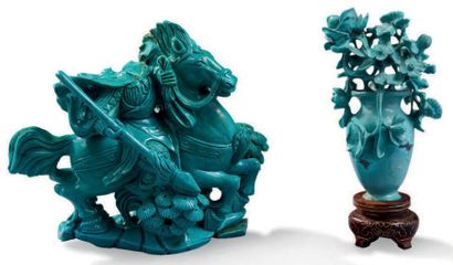 CHINE XXe siècle Vase fleuri en turquoise et cavalier en turquoise recomposée.
H....
