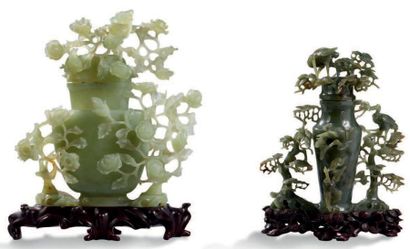 CHINE FIN XXE SIÈCLE Deux vases couverts en serpentine, sculptés de fleurs et oiseaux.
(Petits...