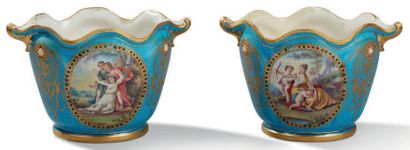 SÈVRES (GENRE DE) Paire de petits cache pots en porcelaine à fonds bleu turquoise...
