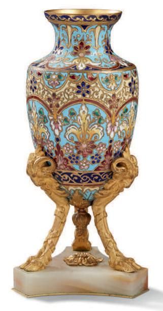 null VASE OVOIDE en émail cloisonné reposant sur un piètement tripode en bronze doré...