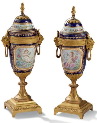 SÈVRES (GENRE DE) Paire de vases couverts de forme ovoide en porcelaine d'angelots...