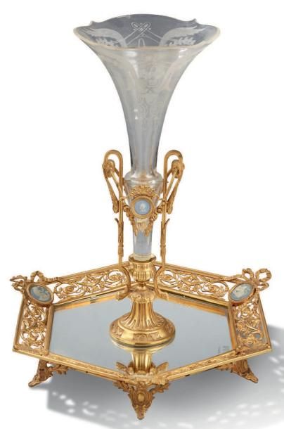 null SURTOUT DE TABLE SUR PIEDS à fond de miroir, présentant un vase cornet en cristal...
