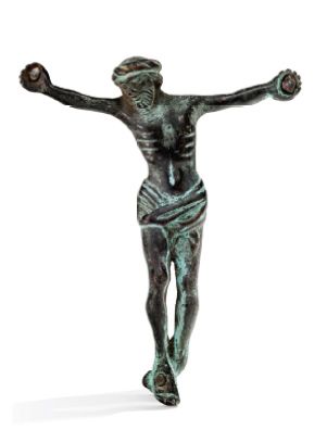 École du NORD du XIXe siècle Christ en croix en bronze ciselé et patiné vert la tête...