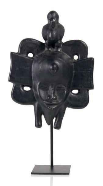 ROGER CAPRON (1922-2006) Masque
Céramique
H.: 33 cm.
Circa 1955

Mask
Ceramic, metal
H.:...