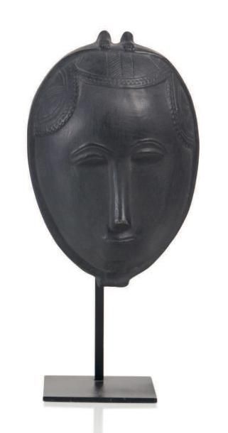 ROGER CAPRON (1922-2006) Masque
Céramique
H.: 22 cm.
Circa 1955

Mask
Ceramic, metal
H.:...