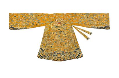 null RARE ROBE DE STYLE IMPÉRIAL DITE «ROBE DRAGON» LONG BÀO
RÉALISÉE DANS LA TRADITION...