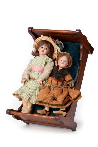 null Lit de poupée en bois naturel, style Louis Philippe.

Poupée avec tête en biscuit,...