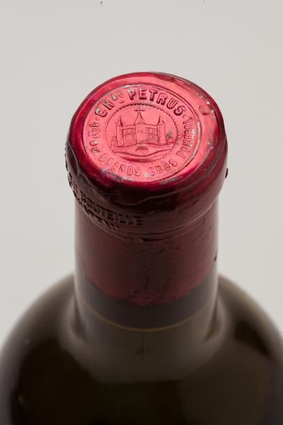 null 1 bouteille Château Pétrus - étiquette légèrement griffée, niveau mi-épaule,...