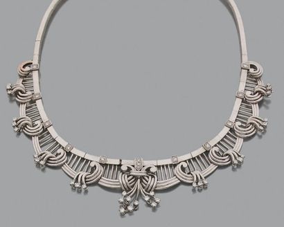 null Collier articulé en or gris 18k (750) à décor de volutes rehaussées de diamants...