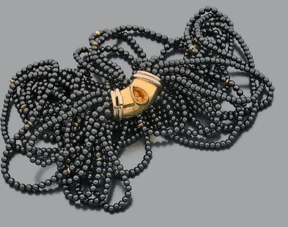 null Collier de perles d'hématite orné au centre d'un motif formant fermoir en or...