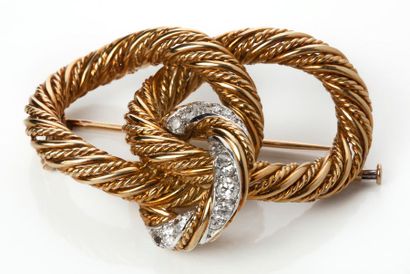 MAUBOUSSIN Broche composée de trois anneaux enlacés en or jaune 18K (750), l'un serti...