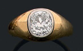 null Bague en or jaune et gris 18k (750) sertie d'un diamant de forme coussin de...