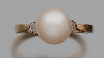 null Bague en or jaune 18K (750) sertie d'une perle supposée fine - non testée épaulée...