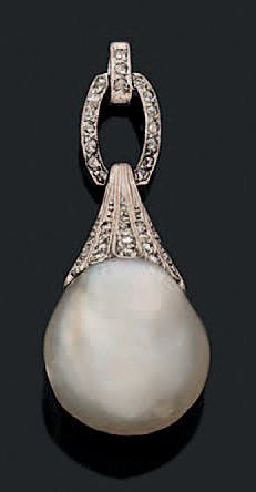 null Pendentif en platine (950) serti de diamants taillés en rose et orné d'une perle...