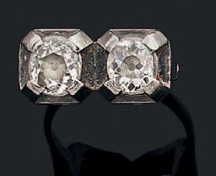 null Bague en or gris 18k (750) et platine sertie de deux diamants de taille ancienne...