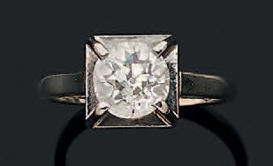 null Bague en or gris 18k (750) sertie d'un diamant solitaire de taille ancienne.
Poids...