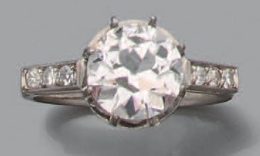 null Bague en platine (950) sertie d'un diamant solitaire de taille ancienne épaulée...