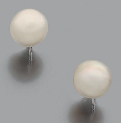 CARTIER Paire de motifs d'oreilles en platine Cartier (950) ornés de deux perles...