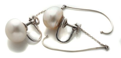 CARTIER Paire de motifs d'oreilles en platine Cartier (950) ornés de deux perles...