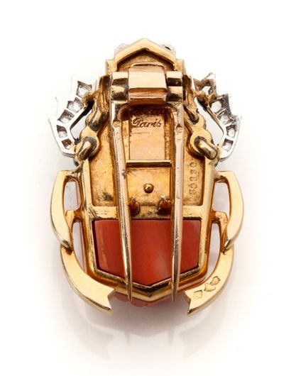 CARTIER Rare clip de corsage scarabée en or jaune 18K (750) et platine (950), le...
