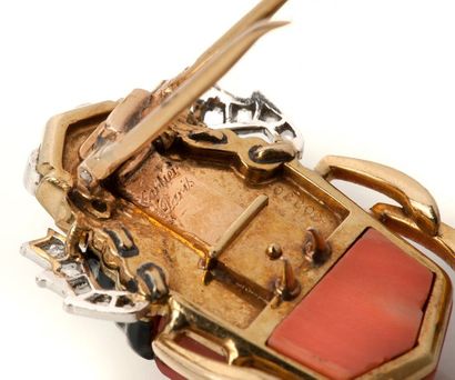 CARTIER Rare clip de corsage scarabée en or jaune 18K (750) et platine (950), le...