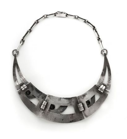 Jean Després Important collier moderniste en argent composé de cinq motifs articulés...