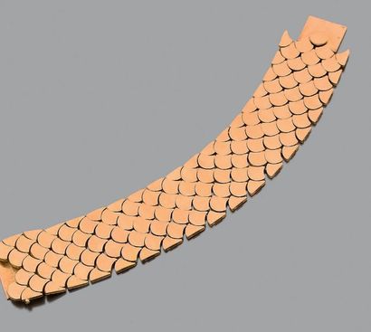 null Bracelet «ruban» en or rose 18K (750) à décor d'écailles.
Long.: 17cm
Pb.: ...