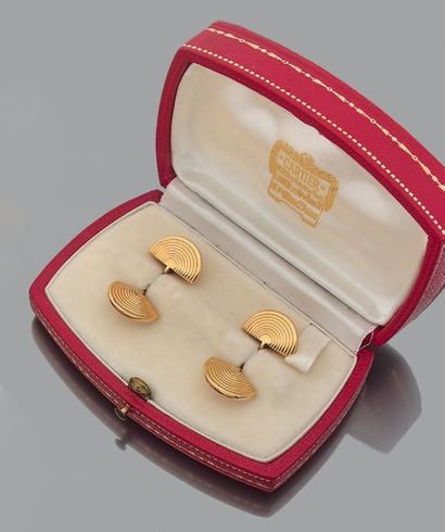 CARTIER Paire de boutons de manchette "éventail" en or jaune 18k (750).
Signés et...