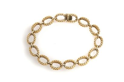 BOUCHERON Bracelet articulé en or jaune 18K (750) torsadé. Signé.
Long.: 20cm
Pb.:...